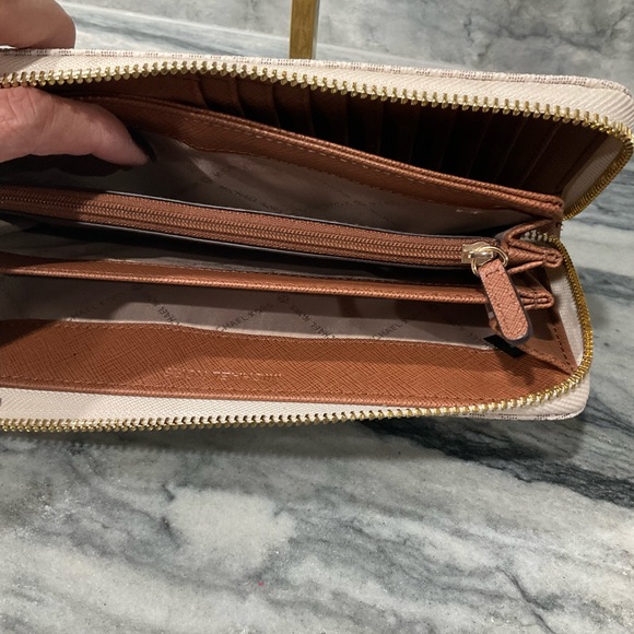 Michael Kora LIKE NEW Jet Set Travel Continental Wallet - Picture 12 of 12